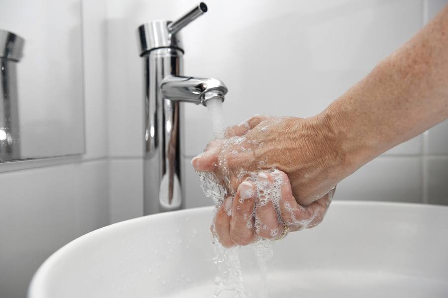 Scheren en handen wassen